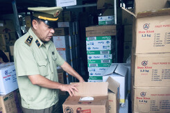 Thu giữ hơn 800 kg nguyên liệu chế biến trà sữa lậu tại Bình Dương