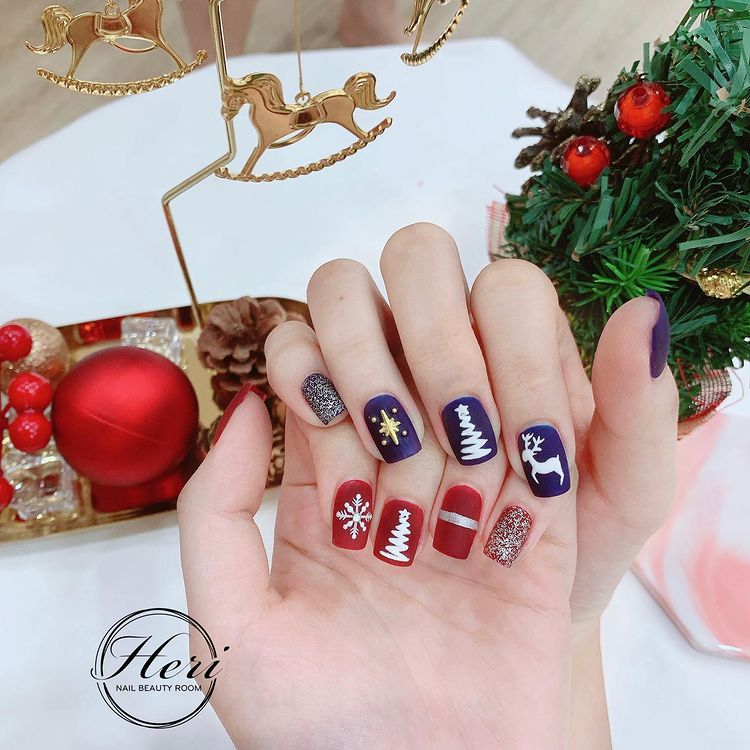 Hưởng ứng Noel bằng những mẫu nail có họa tiết nổi bật và độc đáo - Ảnh 15. Hưởng ứng Noel bằng những mẫu nail có họa tiết nổi bật và độc đáo - Ảnh 15.
