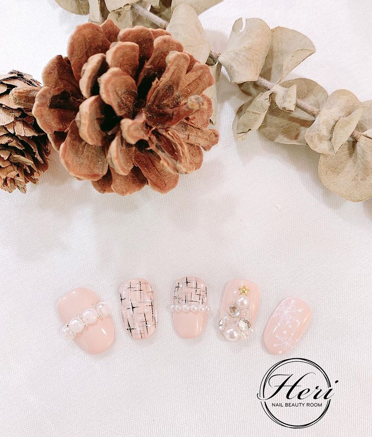 Hưởng ứng Noel bằng những mẫu nail có họa tiết nổi bật và độc đáo - Ảnh 16. Hưởng ứng Noel bằng những mẫu nail có họa tiết nổi bật và độc đáo - Ảnh 16.
