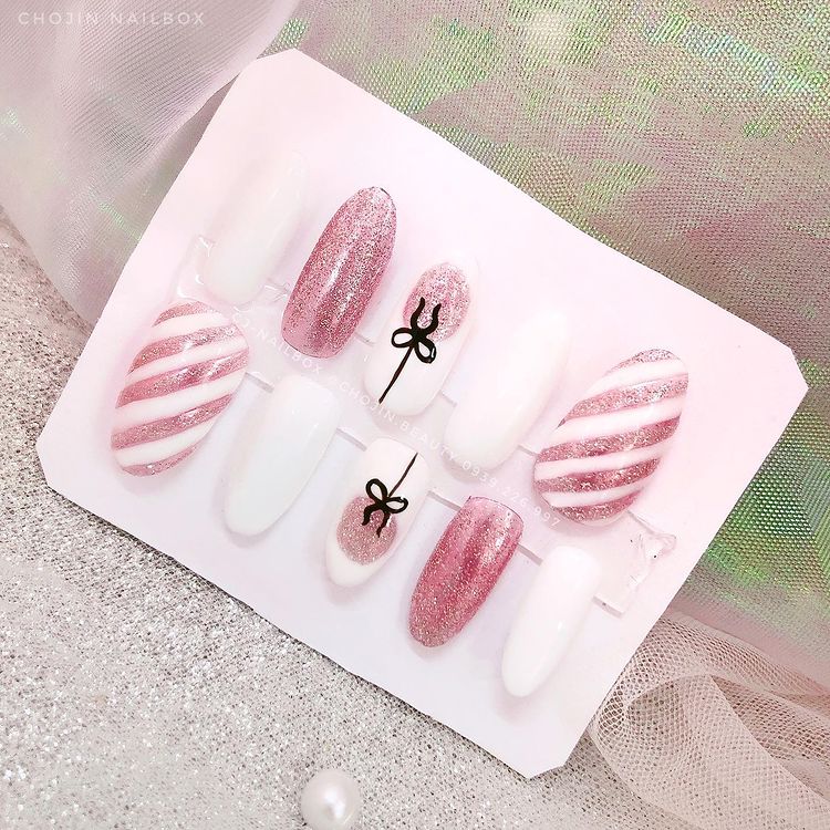 Hưởng ứng Noel bằng những mẫu nail có họa tiết nổi bật và độc đáo - Ảnh 23. Hưởng ứng Noel bằng những mẫu nail có họa tiết nổi bật và độc đáo - Ảnh 23.