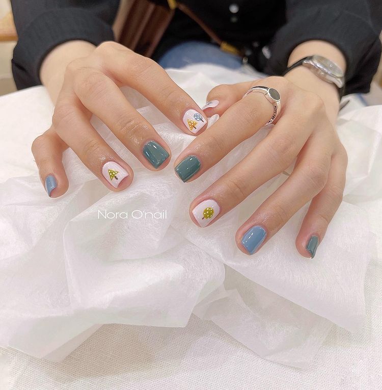 Hưởng ứng Noel bằng những mẫu nail có họa tiết nổi bật và độc đáo - Ảnh 2. Hưởng ứng Noel bằng những mẫu nail có họa tiết nổi bật và độc đáo - Ảnh 2.