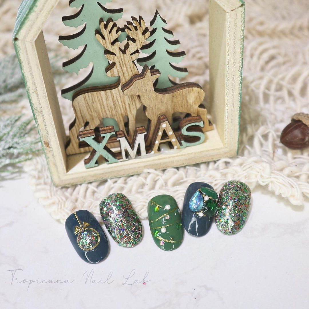 Hưởng ứng Noel bằng những mẫu nail có họa tiết nổi bật và độc đáo - Ảnh 9. Hưởng ứng Noel bằng những mẫu nail có họa tiết nổi bật và độc đáo - Ảnh 9.