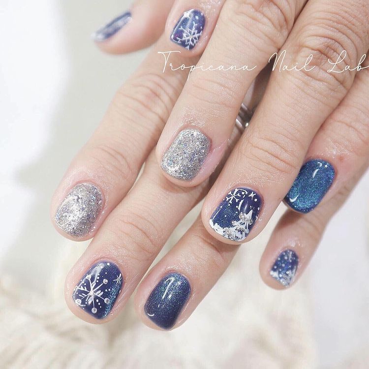 Hưởng ứng Noel bằng những mẫu nail có họa tiết nổi bật và độc đáo - Ảnh 20. Hưởng ứng Noel bằng những mẫu nail có họa tiết nổi bật và độc đáo - Ảnh 20.