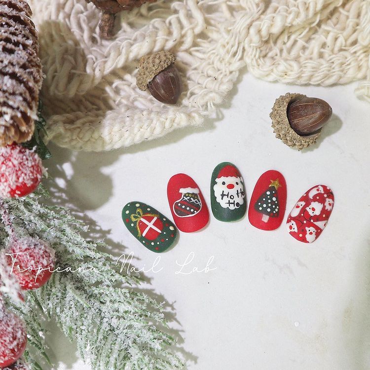 Hưởng ứng Noel bằng những mẫu nail có họa tiết nổi bật và độc đáo - Ảnh 31. Hưởng ứng Noel bằng những mẫu nail có họa tiết nổi bật và độc đáo - Ảnh 31.