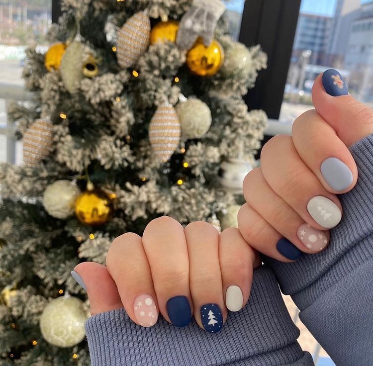 Hưởng ứng Noel bằng những mẫu nail có họa tiết nổi bật và độc đáo - Ảnh 1. Hưởng ứng Noel bằng những mẫu nail có họa tiết nổi bật và độc đáo - Ảnh 1.