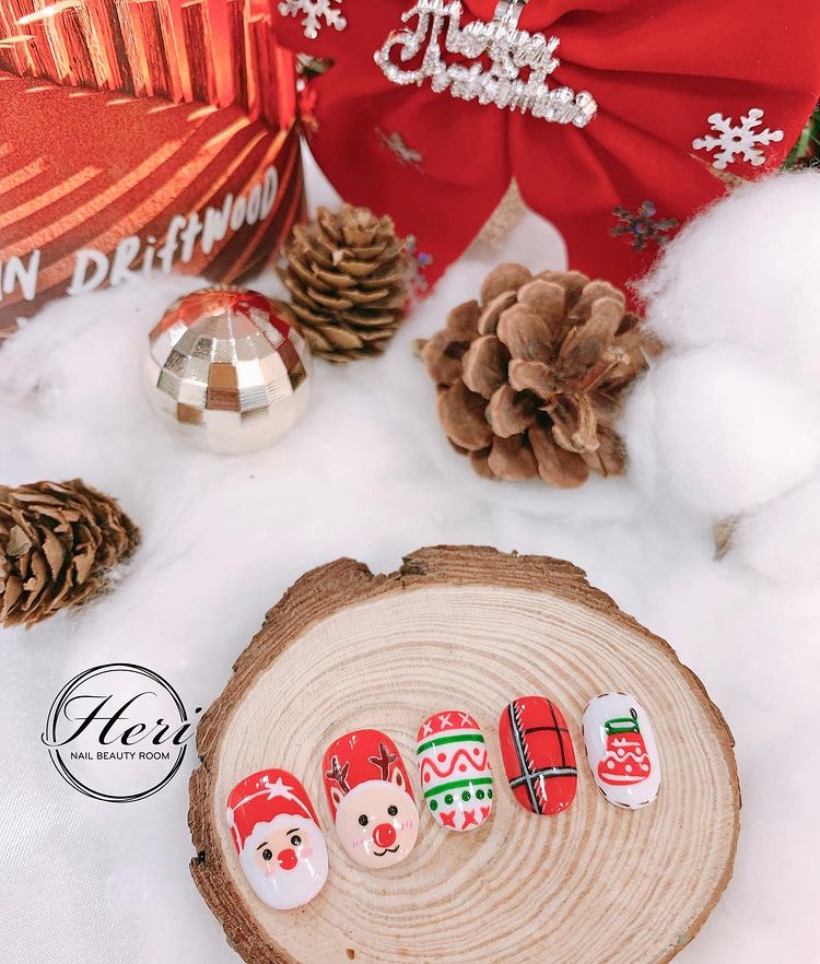 Hưởng ứng Noel bằng những mẫu nail có họa tiết nổi bật và độc đáo - Ảnh 18. Hưởng ứng Noel bằng những mẫu nail có họa tiết nổi bật và độc đáo - Ảnh 18.