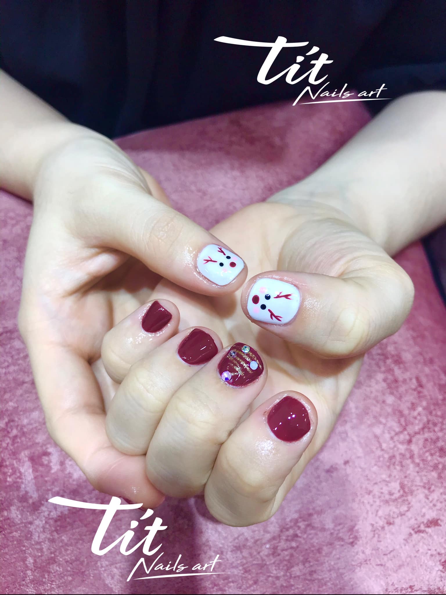 Hưởng ứng Noel bằng những mẫu nail có họa tiết nổi bật và độc đáo - Ảnh 1. Hưởng ứng Noel bằng những mẫu nail có họa tiết nổi bật và độc đáo - Ảnh 1.