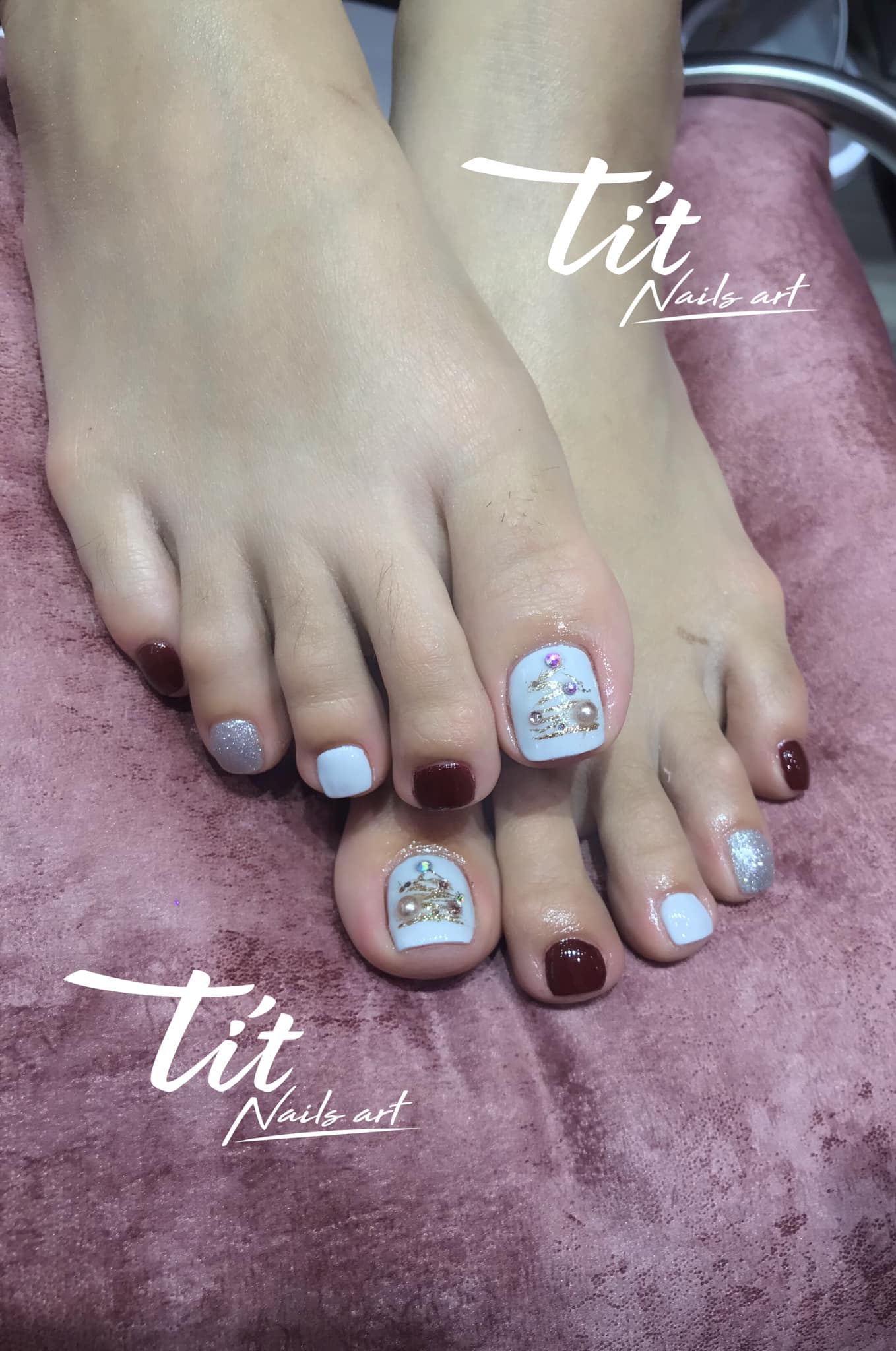 Hưởng ứng Noel bằng những mẫu nail có họa tiết nổi bật và độc đáo - Ảnh 2. Hưởng ứng Noel bằng những mẫu nail có họa tiết nổi bật và độc đáo - Ảnh 2.