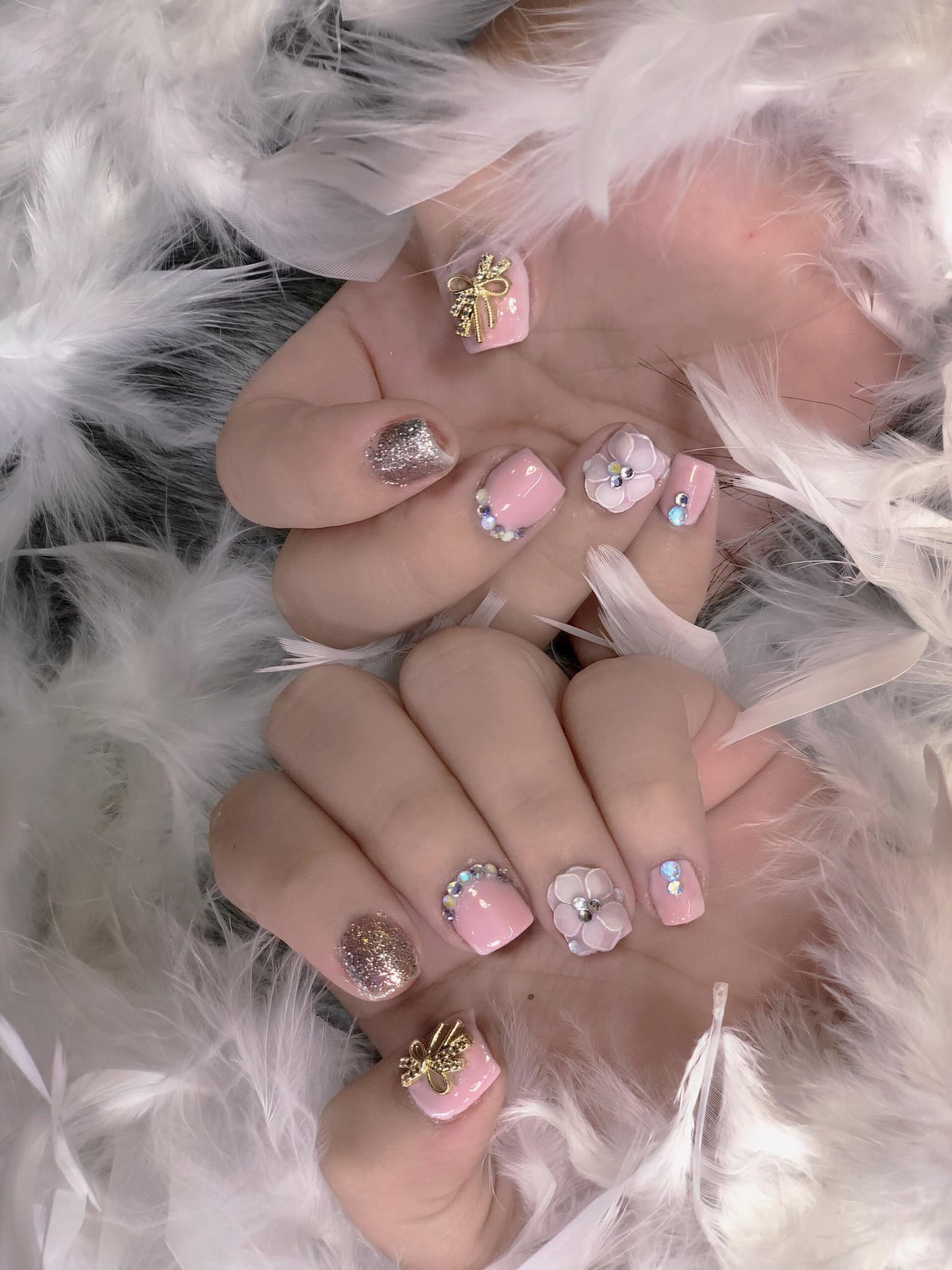 Hưởng ứng Noel bằng những mẫu nail có họa tiết nổi bật và độc đáo - Ảnh 4. Hưởng ứng Noel bằng những mẫu nail có họa tiết nổi bật và độc đáo - Ảnh 4.