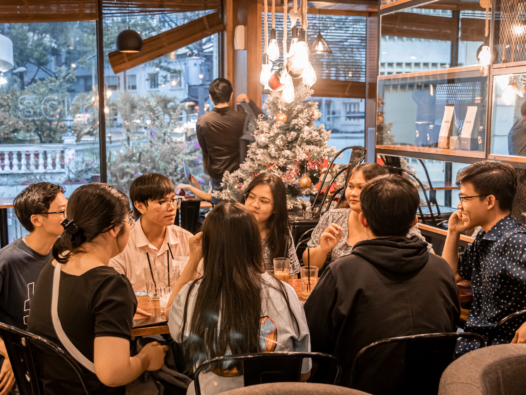 Thức trọn đêm Noel tại 5 quán cà phê mở cửa 24h ở Sài Gòn - Ảnh 20. Thức trọn đêm Noel tại 5 quán cà phê mở cửa 24h ở Sài Gòn - Ảnh 20.