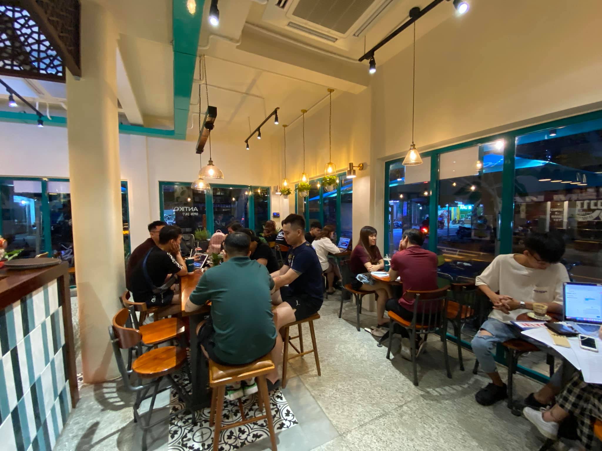 Thức trọn đêm Noel tại 5 quán cà phê mở cửa 24h ở Sài Gòn - Ảnh 7. Thức trọn đêm Noel tại 5 quán cà phê mở cửa 24h ở Sài Gòn - Ảnh 7.