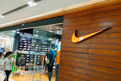 Nike ghi nhận doanh thu cao hơn dự báo nhờ mảng bán hàng trực tuyến