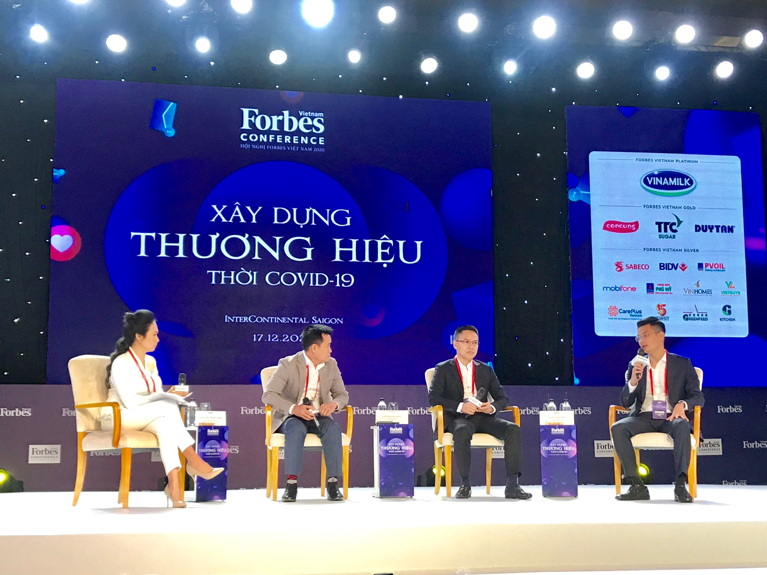 Nhìn thấy gì từ cách xây dựng thương hiệu thời COVID-19 của các ông chủ ngành dịch vụ? - Ảnh 1. Nhìn thấy gì từ cách xây dựng thương hiệu thời COVID-19 của các ông chủ ngành dịch vụ? - Ảnh 1.