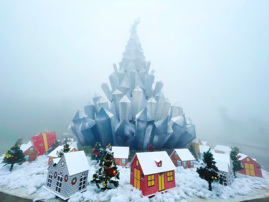 Những cây thông Noel làm từ nông sản độc đáo trong 'ngôi làng tuyết' ở Fansipan - Ảnh 3. Những cây thông Noel làm từ nông sản độc đáo trong 'ngôi làng tuyết' ở Fansipan - Ảnh 3.