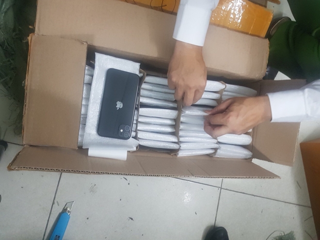 Tạm giữ lô điện thoại iPhone không có hóa đơn chứng từ trị giá hơn 8 tỉ đồng - Ảnh 1. Tạm giữ lô điện thoại iPhone không có hóa đơn chứng từ trị giá hơn 8 tỉ đồng - Ảnh 1.
