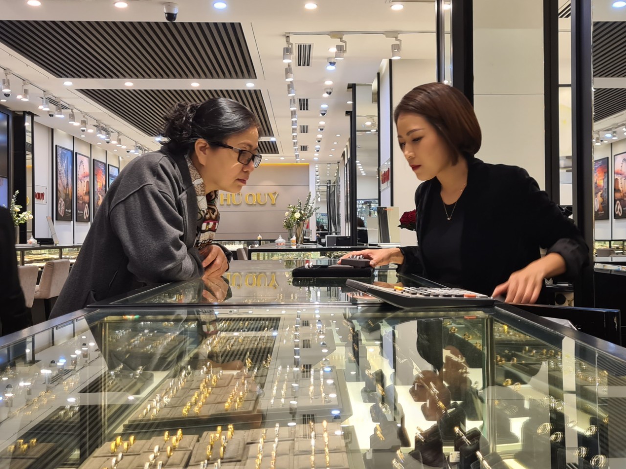 Vàng tăng nhẹ, các nhà đầu tư dè chừng trước biến động thị trường - Ảnh 1. Vàng tăng nhẹ, các nhà đầu tư dè chừng trước biến động thị trường - Ảnh 1.