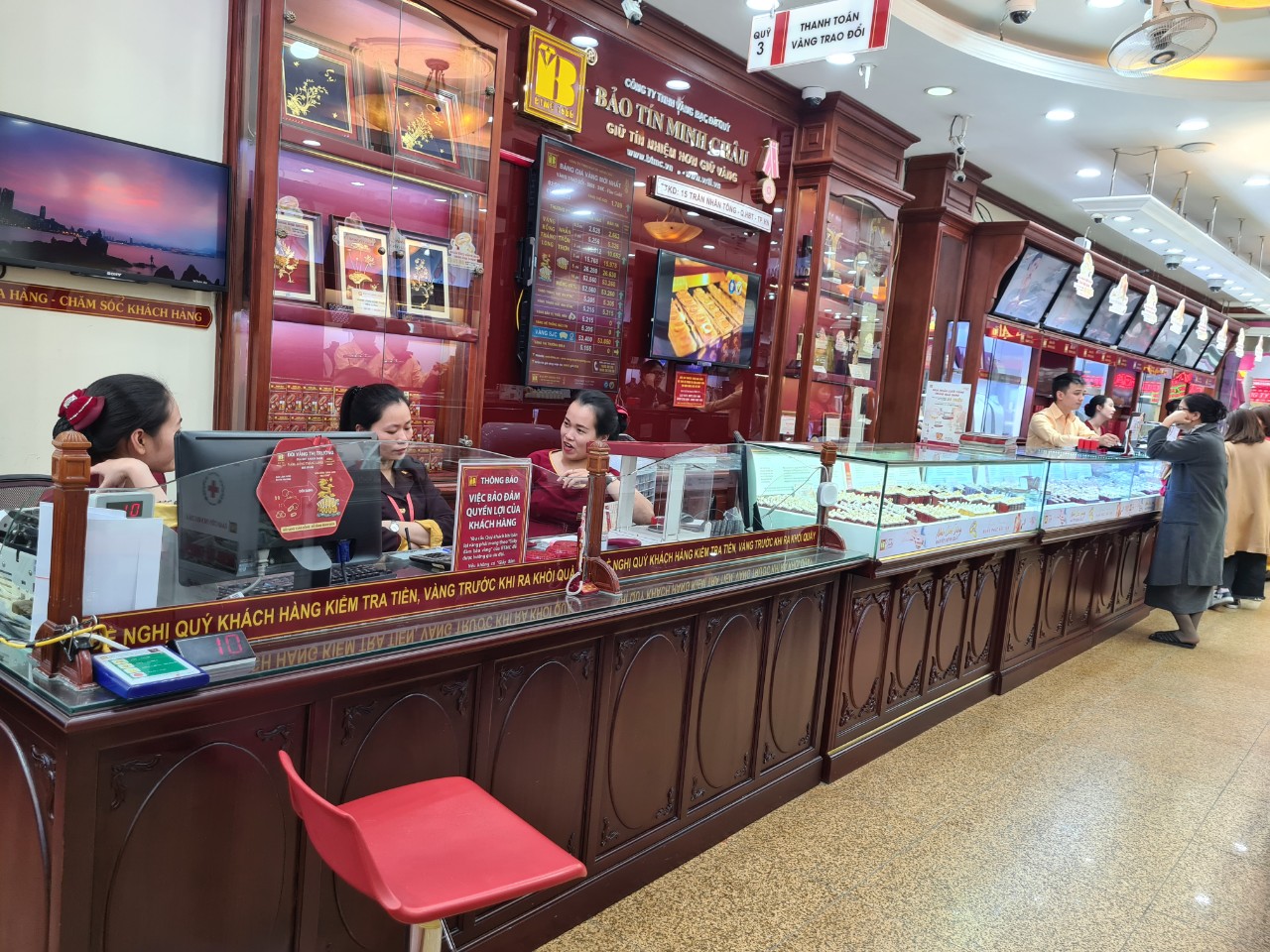 Vàng tăng nhẹ, các nhà đầu tư dè chừng trước biến động thị trường - Ảnh 2. Vàng tăng nhẹ, các nhà đầu tư dè chừng trước biến động thị trường - Ảnh 2.