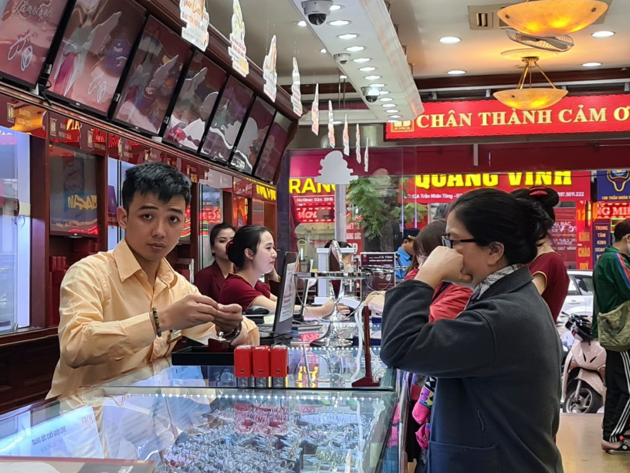 Vàng tăng nhẹ, các nhà đầu tư dè chừng trước biến động thị trường - Ảnh 3. Vàng tăng nhẹ, các nhà đầu tư dè chừng trước biến động thị trường - Ảnh 3.