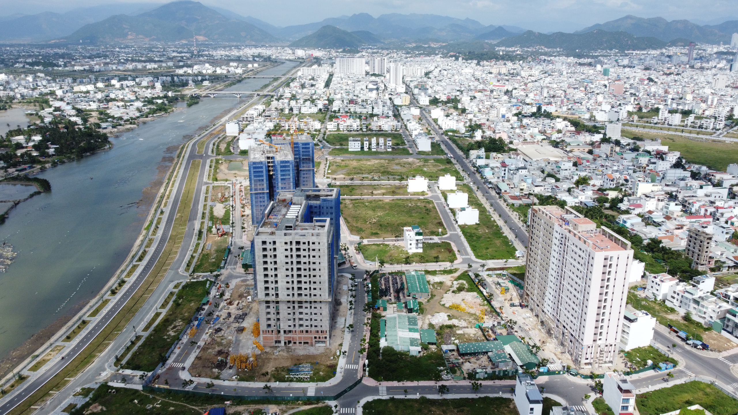 Năm 2021 BĐS Khánh Hòa kỳ vọng các dự án pháp lý chuẩn chỉnh - Ảnh 1. Năm 2021 BĐS Khánh Hòa kỳ vọng các dự án pháp lý chuẩn chỉnh - Ảnh 1.