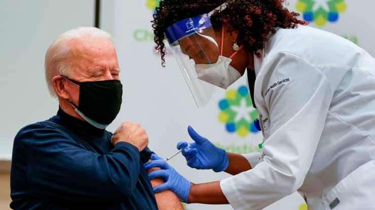 Ông Biden tiêm vắc xin COVID-19 trên truyền hình trực tiếp - Ảnh 1. Ông Biden tiêm vắc xin COVID-19 trên truyền hình trực tiếp - Ảnh 1.