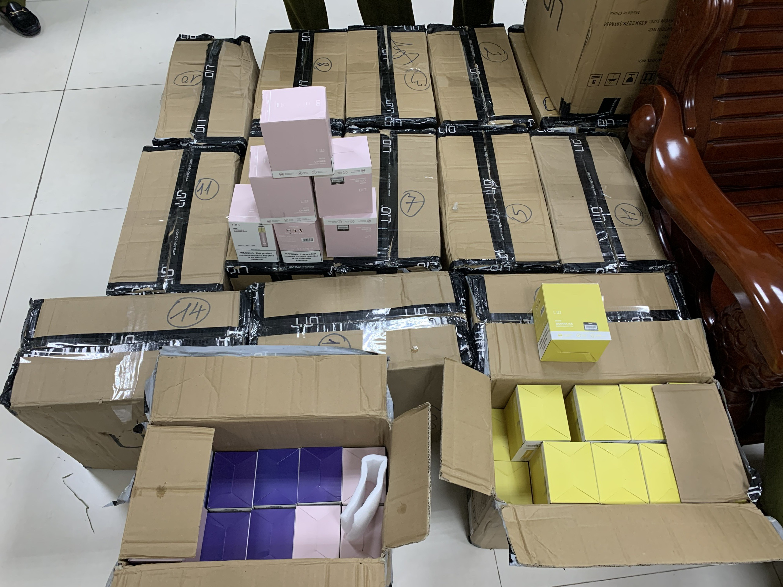 Hơn 12.000 chiếc thuốc lá điện tử trôi nổi chuẩn bị rao bán trên Facebook - Ảnh 1.