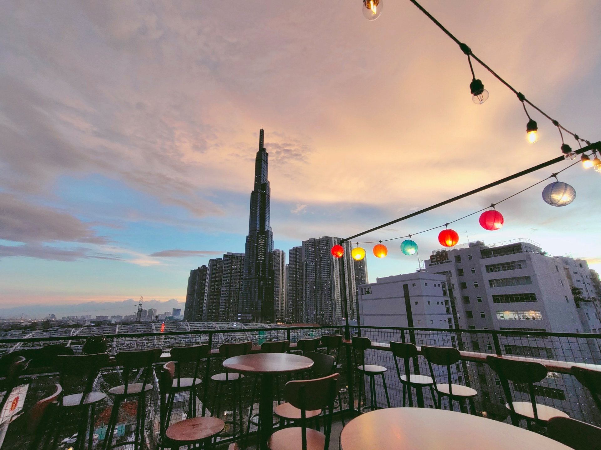 Lưu trọn khoảnh khắc chào năm mới với 15 quán cafe bar view đẹp ngắm pháo hoa - Ảnh 10. Lưu trọn khoảnh khắc chào năm mới với 15 quán cafe bar view đẹp ngắm pháo hoa - Ảnh 10.