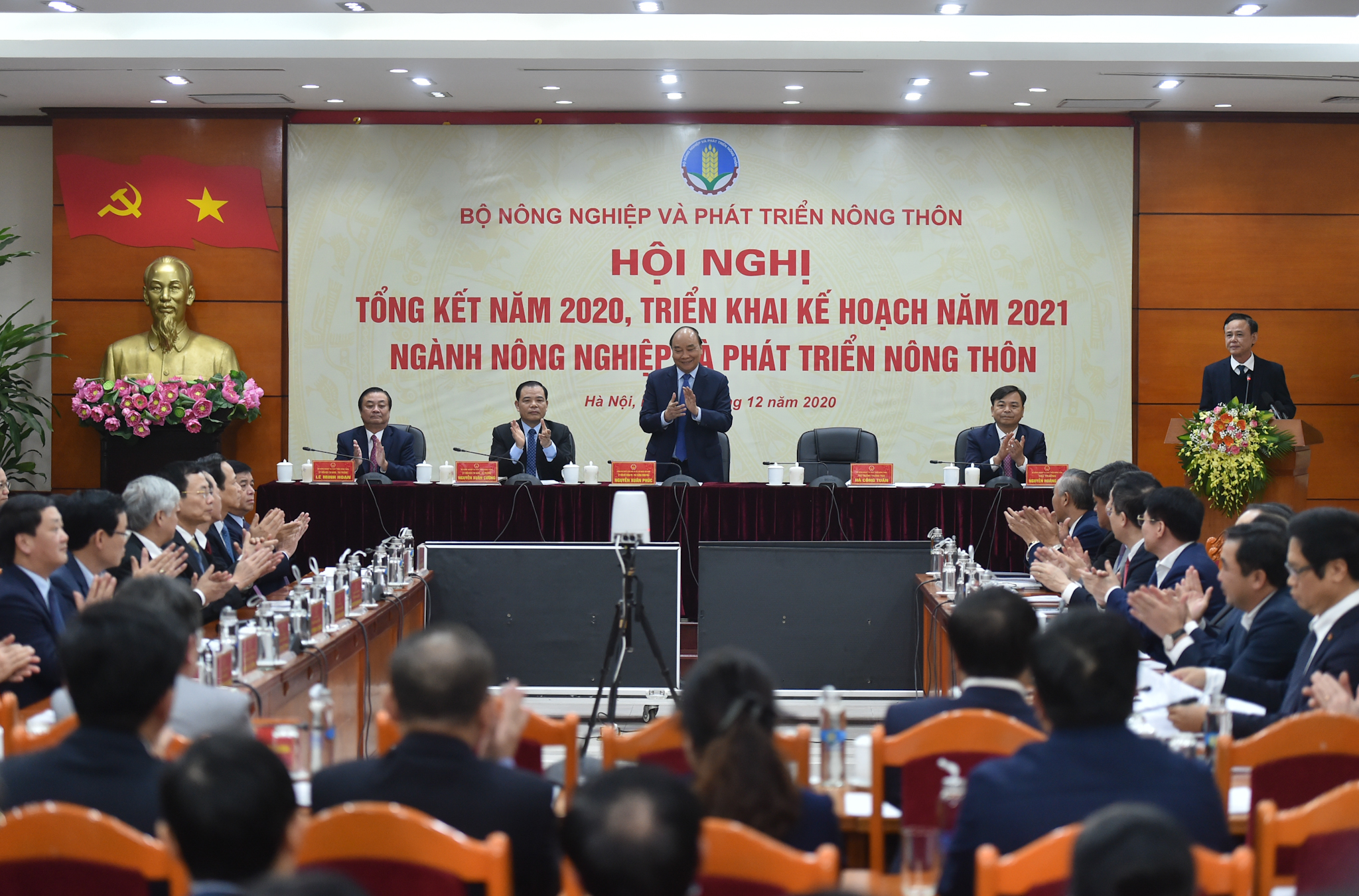 Thủ tướng Nguyễn Xuân Phúc: Chúng ta có thể yên tâm trước cáo buộc Việt Nam thao túng tiền tệ - Ảnh 1. Thủ tướng Nguyễn Xuân Phúc: Chúng ta có thể yên tâm trước cáo buộc Việt Nam thao túng tiền tệ - Ảnh 1.