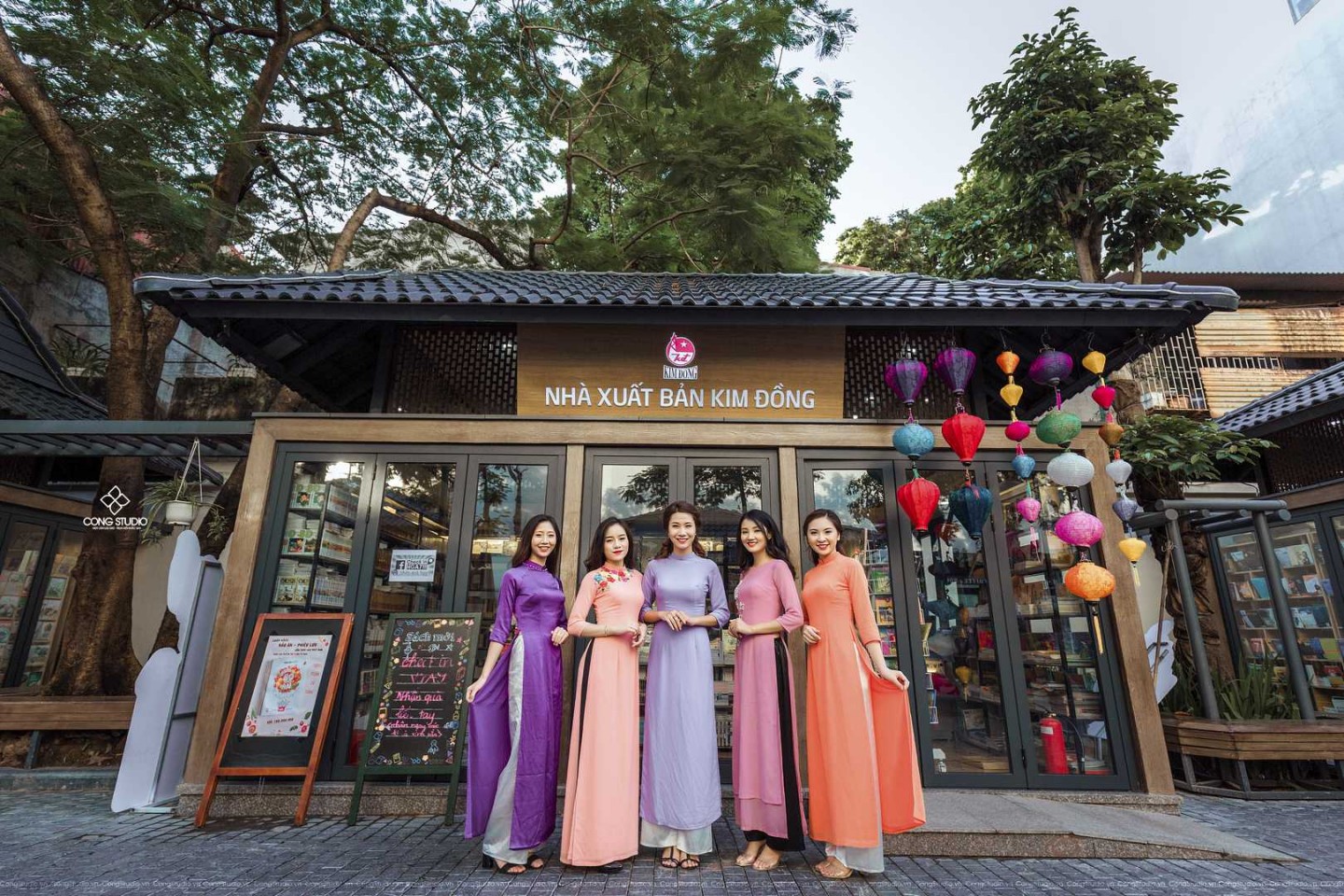 Dịp Tết Dương lịch, chụp ngay bộ ảnh áo dài thướt tha tại 5 địa điểm nổi tiếng ở Hà Nội - Ảnh 1. Dịp Tết Dương lịch, chụp ngay bộ ảnh áo dài thướt tha tại 5 địa điểm nổi tiếng ở Hà Nội - Ảnh 1.