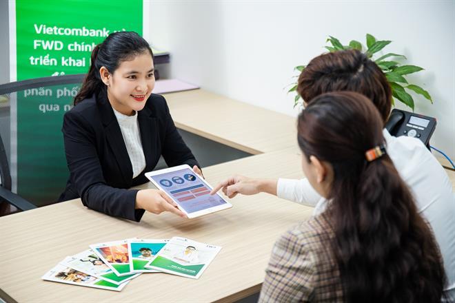 ngan-hang-ban-bao-hiemnhan-vien-ngan-hang-khong-biet-minh-lam-ngan-hang-hay-bao-hiem-1.jpg