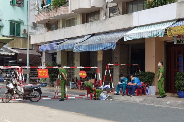TP HCM phong tỏa một khu chung cư có người từng tiếp xúc BN1440 - Ảnh 1. TP HCM phong tỏa một khu chung cư có người từng tiếp xúc BN1440 - Ảnh 1.