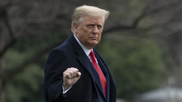 Ông Trump ký gói chi tiêu khẩn cấp 2.300 tỷ USD sau vài ngày trì hoãn - Ảnh 1. Ông Trump ký gói chi tiêu khẩn cấp 2.300 tỷ USD sau vài ngày trì hoãn - Ảnh 1.