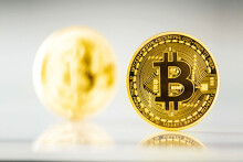 Giá bitcoin vượt mốc 28.000 USD