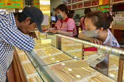 So sánh giá vàng hôm nay 30/12: SJC trở về mốc 56 triệu đồng/lượng