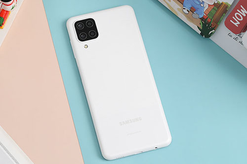 Samsung Galaxy A12 thiết kế trẻ trung, pin khủng 5000mAh giá chưa tới 5 triệu - Ảnh 2. Samsung Galaxy A12 thiết kế trẻ trung, pin khủng 5000mAh giá chưa tới 5 triệu - Ảnh 2.