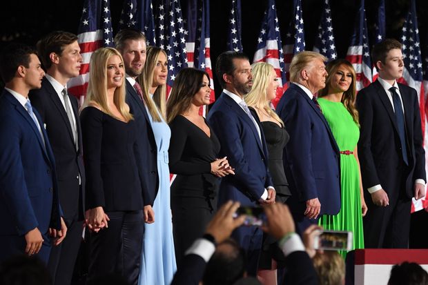 Ông Trump có quyền ân xá cho chính mình và các con trước khi rời Nhà Trắng? - Ảnh 1. Ông Trump có quyền ân xá cho chính mình và các con trước khi rời Nhà Trắng? - Ảnh 1.