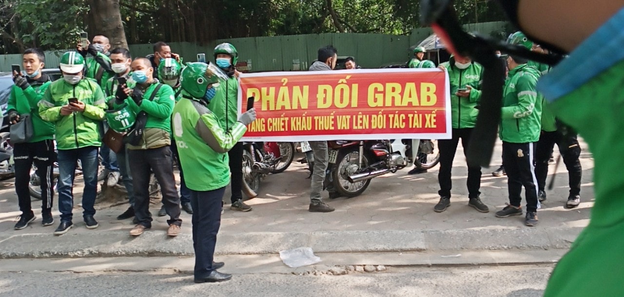 Đến hẹn lại lên: Tài xế công nghệ tụ tập phản đối chính sách mới của công ty - Ảnh 1. Đến hẹn lại lên: Tài xế công nghệ tụ tập phản đối chính sách mới của công ty - Ảnh 1.
