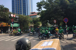 Đến hẹn lại lên: Tài xế công nghệ tụ tập phản đối chính sách mới của công ty