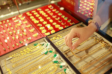 So sánh giá vàng hôm nay 8/12: Vàng SJC bật tăng mạnh 450.000 đồng/lượng