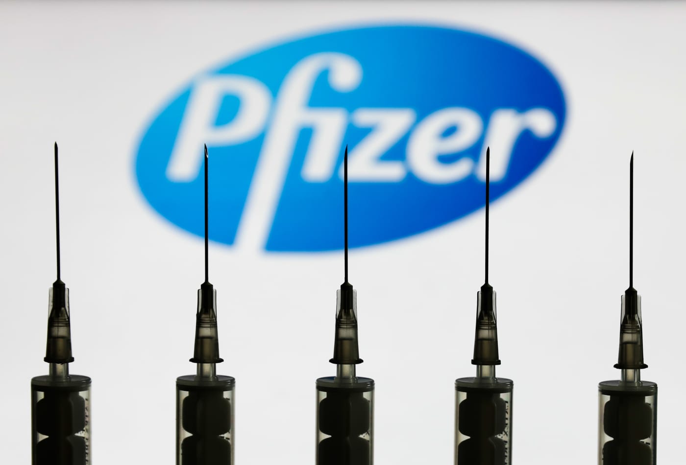 FDA đánh giá vắc xin của Pfizer hiệu quả từ mũi tiêm đầu tiên - Ảnh 1.