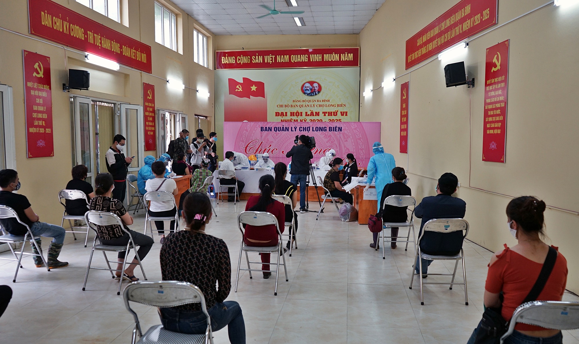 Xét nghiệm nhanh Covid-19 ở chợ đầu mối Long Biên, Hà Nội - Ảnh 2. Xét nghiệm nhanh Covid-19 ở chợ đầu mối Long Biên, Hà Nội - Ảnh 2.