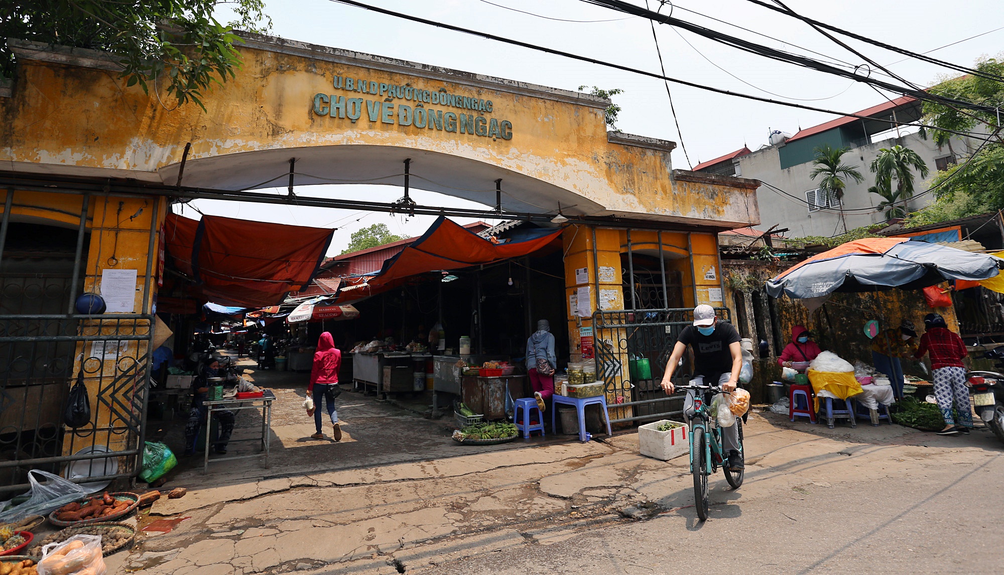 Muốn vào phố Kẻ Vẽ đi chợ, người dân phải đo thân nhiệt phòng Covid-19 - Ảnh 11. Muốn vào phố Kẻ Vẽ đi chợ, người dân phải đo thân nhiệt phòng Covid-19 - Ảnh 11.
