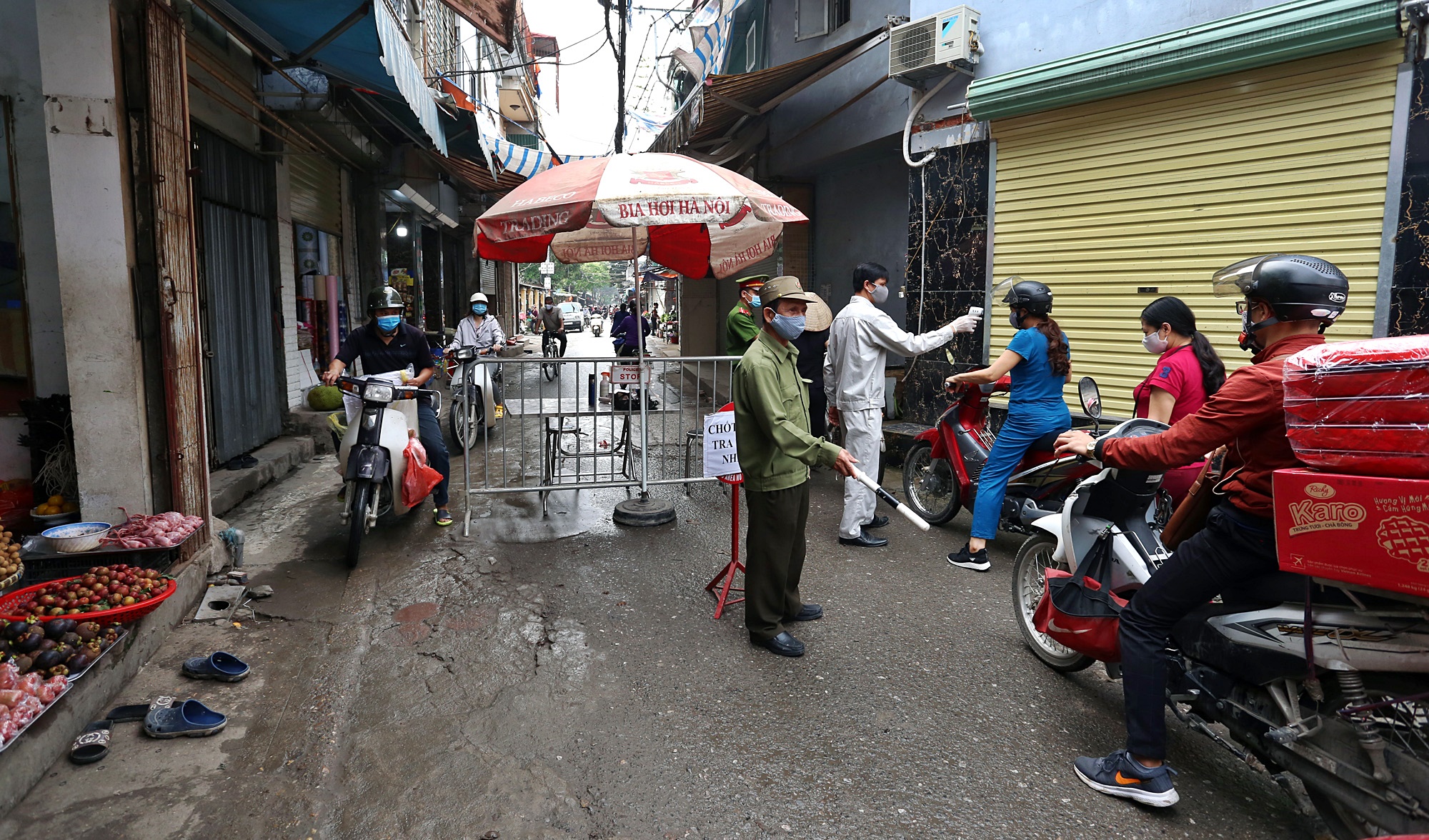 Muốn vào phố Kẻ Vẽ đi chợ, người dân phải đo thân nhiệt phòng Covid-19 - Ảnh 2. Muốn vào phố Kẻ Vẽ đi chợ, người dân phải đo thân nhiệt phòng Covid-19 - Ảnh 2.