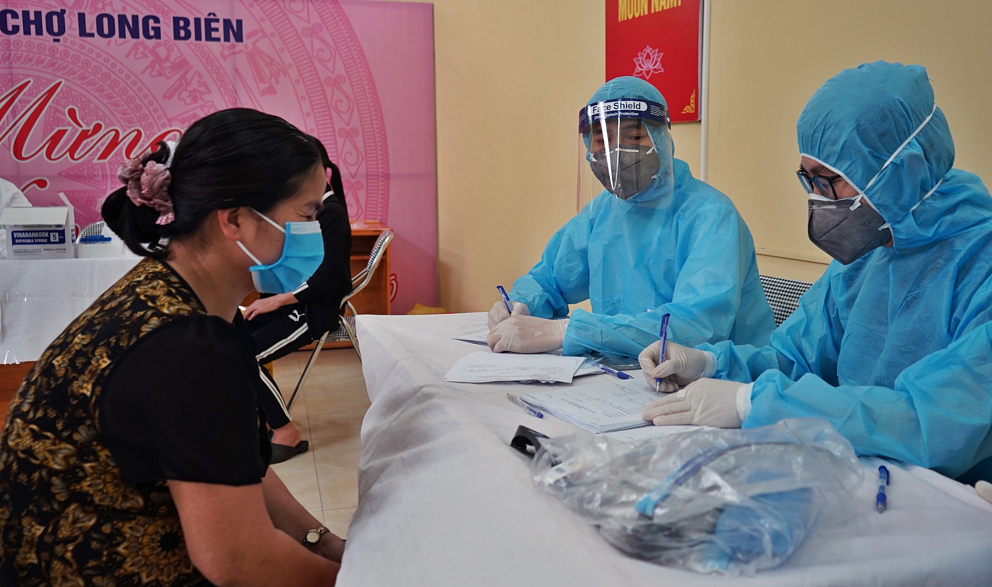 Xét nghiệm nhanh Covid-19 ở chợ đầu mối Long Biên, Hà Nội - Ảnh 3. Xét nghiệm nhanh Covid-19 ở chợ đầu mối Long Biên, Hà Nội - Ảnh 3.