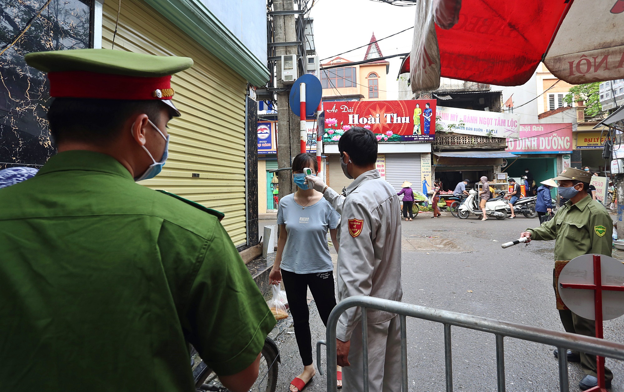 Muốn vào phố Kẻ Vẽ đi chợ, người dân phải đo thân nhiệt phòng Covid-19 - Ảnh 3. Muốn vào phố Kẻ Vẽ đi chợ, người dân phải đo thân nhiệt phòng Covid-19 - Ảnh 3.