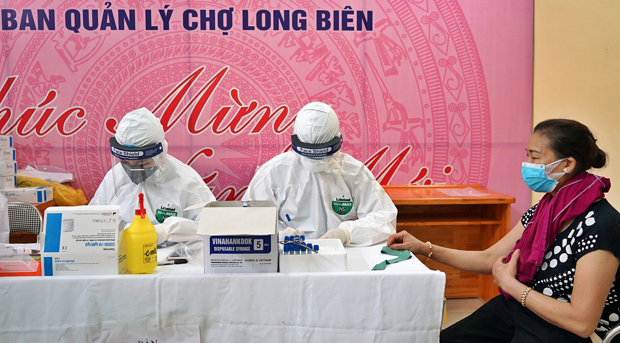 Xét nghiệm nhanh Covid-19 ở chợ đầu mối Long Biên, Hà Nội - Ảnh 4. Xét nghiệm nhanh Covid-19 ở chợ đầu mối Long Biên, Hà Nội - Ảnh 4.