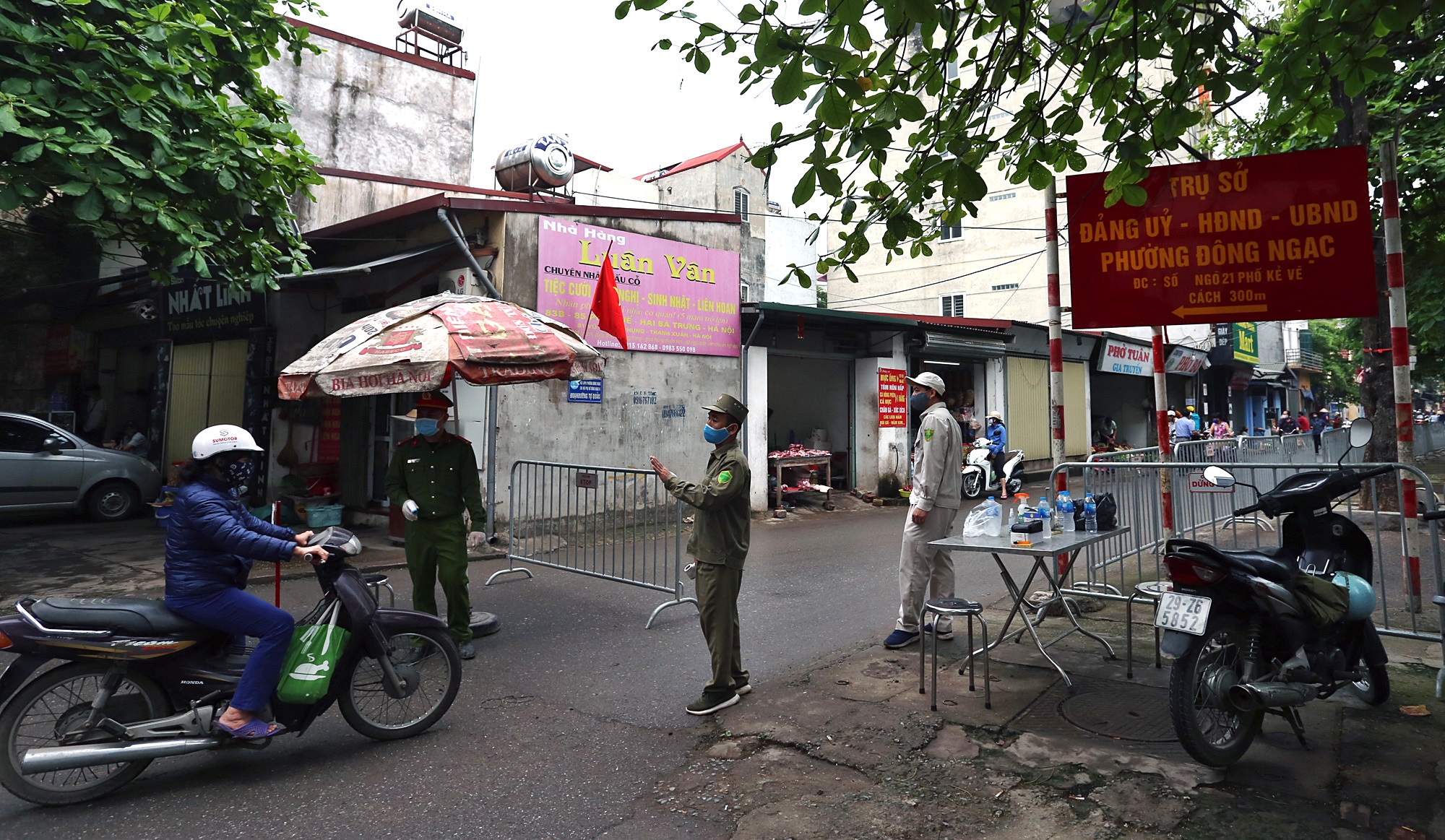 Muốn vào phố Kẻ Vẽ đi chợ, người dân phải đo thân nhiệt phòng Covid-19 - Ảnh 5. Muốn vào phố Kẻ Vẽ đi chợ, người dân phải đo thân nhiệt phòng Covid-19 - Ảnh 5.
