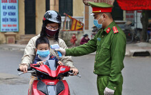 Muốn vào phố Kẻ Vẽ đi chợ, người dân Hà Nội phải đo thân nhiệt phòng Covid-19
