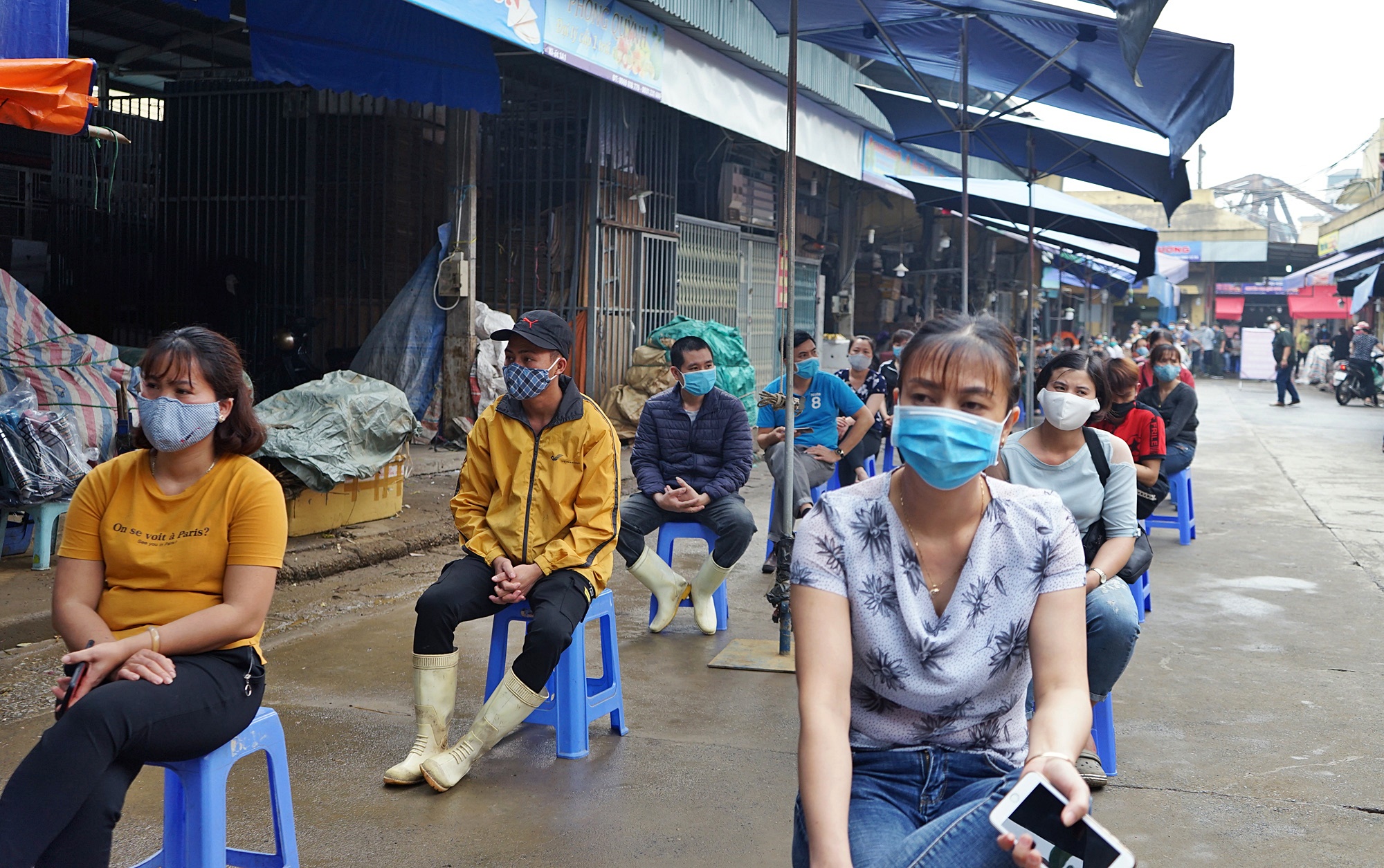 Xét nghiệm nhanh Covid-19 ở chợ đầu mối Long Biên, Hà Nội - Ảnh 8. Xét nghiệm nhanh Covid-19 ở chợ đầu mối Long Biên, Hà Nội - Ảnh 8.