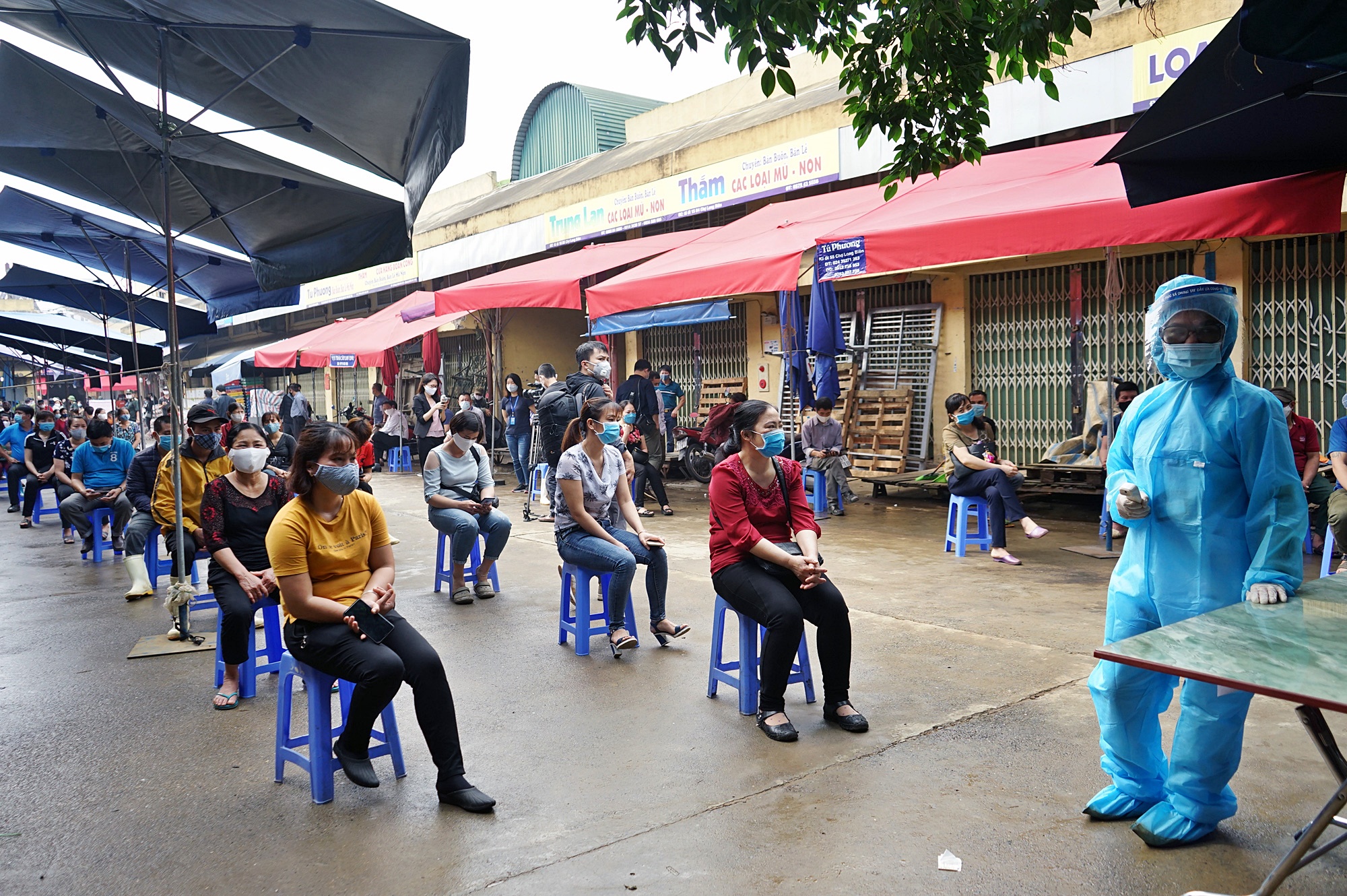 Xét nghiệm nhanh Covid-19 ở chợ đầu mối Long Biên, Hà Nội - Ảnh 9. Xét nghiệm nhanh Covid-19 ở chợ đầu mối Long Biên, Hà Nội - Ảnh 9.