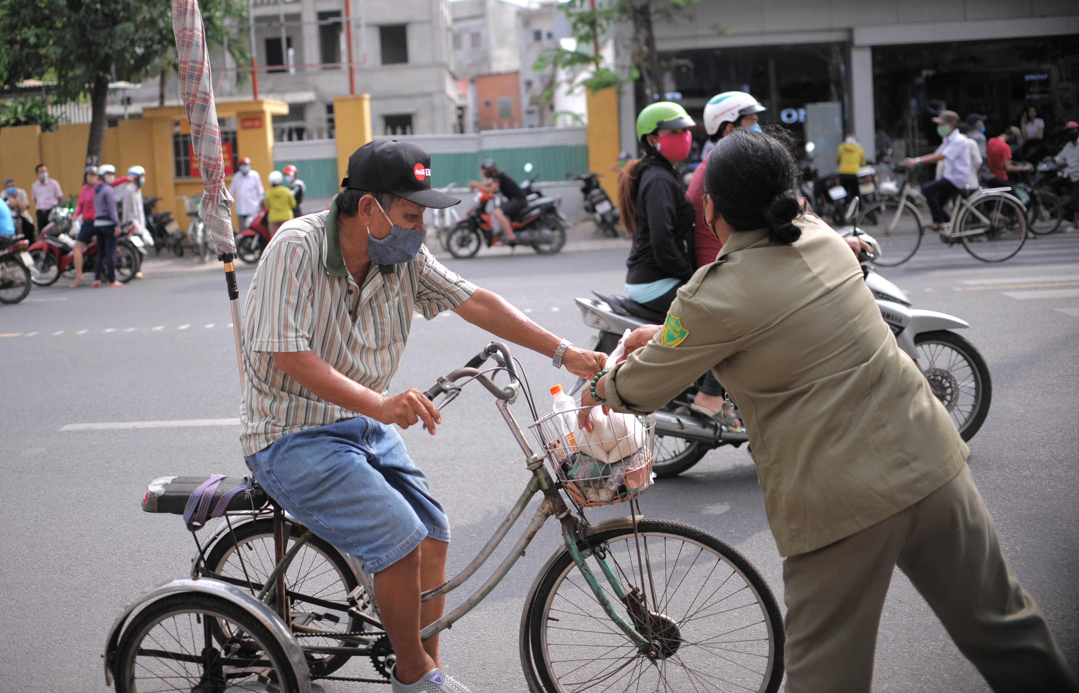 Nha Trang: Trường học thành ATM gạo cho người khó khăn trong đại dịch Covid-19 - Ảnh 8.